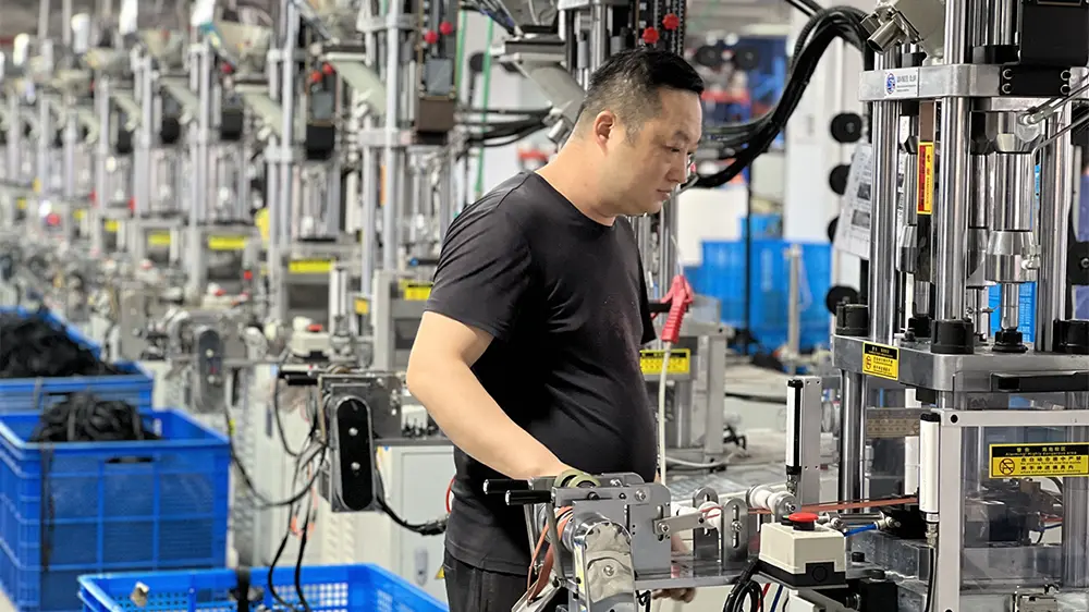 Il gigante delle cerniere sta riconfigurando l’ecosistema industriale con la tecnologia