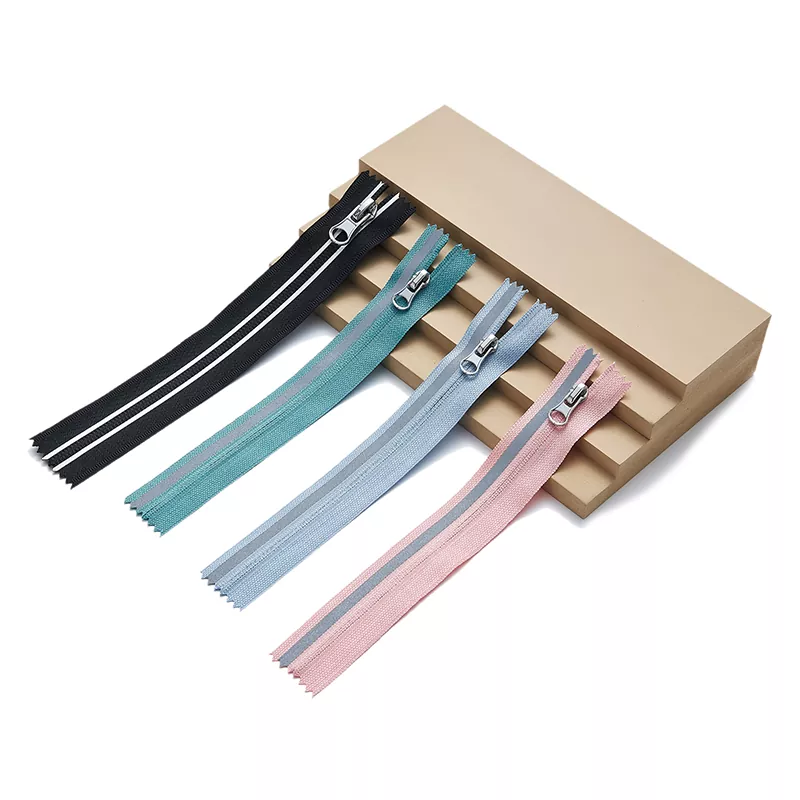 Cerniera in nylon con striscia in tessuto riflettente