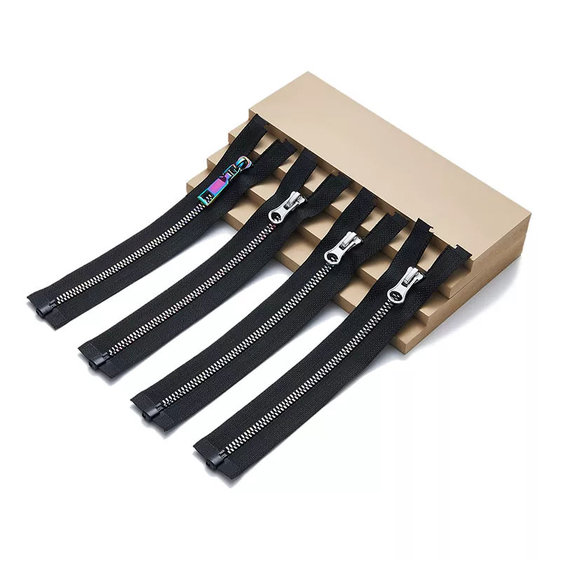 Cerniera rivestita in plastica