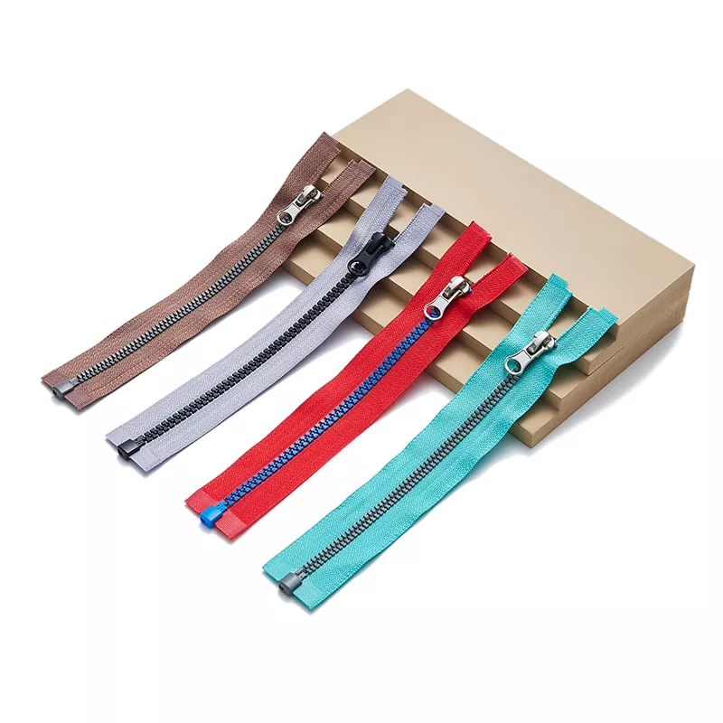 Cerniera in plastica con denti dalla forma speciale